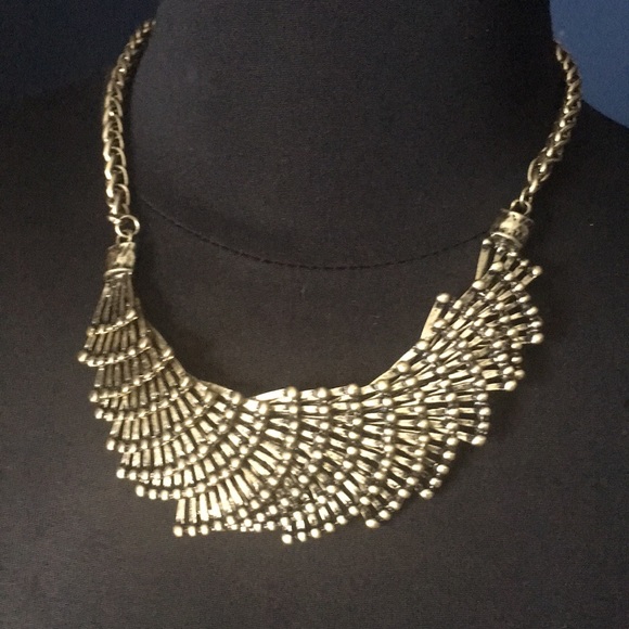 🎊Gold Statement Necklace. - Picture 2 of 3